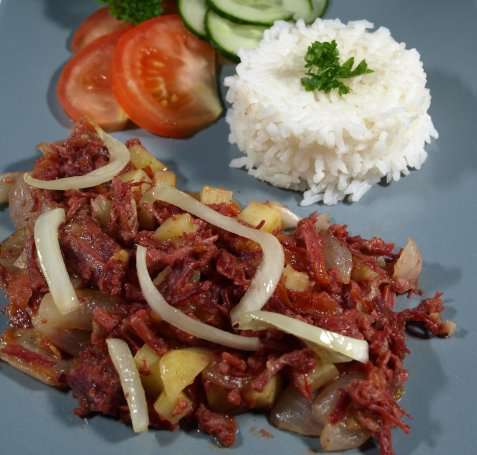Filipino Corned Beef Hash over Rice oppskrift.