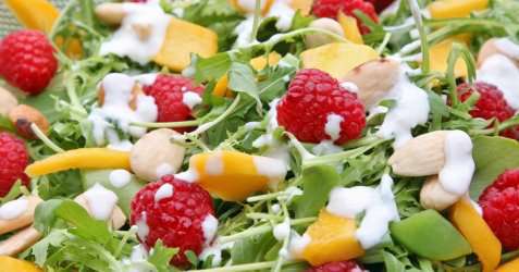 Midtsommersalat med yoghurt oppskrift.