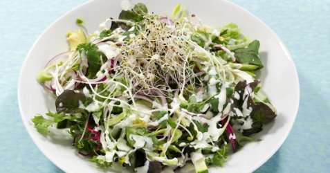 Grønn salat med avokado, sukkererter og pæredressing oppskrift.