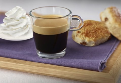 Coffee with whipped cream & raisin scones oppskrift.