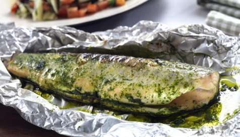 Grillet hel ishavsrøye med tomat- og fennikelsalsa oppskrift.