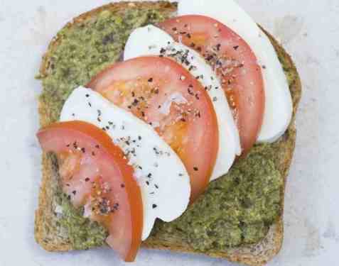 Tomat og mozzarella på brødskiven oppskrift.