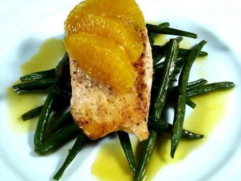 Laksefilet på bønneseng med appelsinsaus oppskrift.