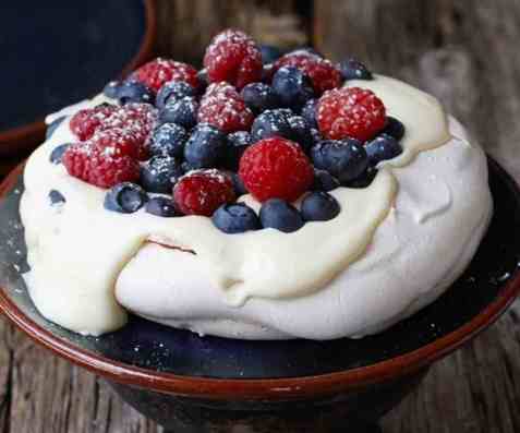 Pavlova med friske bær oppskrift.