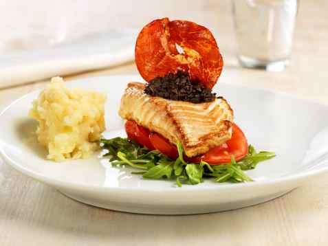 Torskefilet med sprøstekt spekeskinke og tapenade oppskrift.