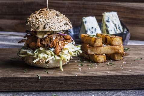 Deilig svineburger med blå castello og coleslaw oppskrift.