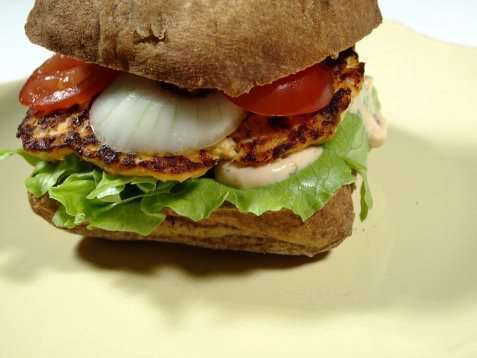 Lakseburger i ciabatta brød oppskrift.