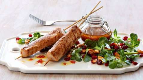 Kalkunspyd med blandet salat, granateple og glaserte cashewnøtter oppskrift.