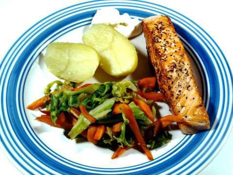 Pannestekt laks med wokket salat og gulrot oppskrift.