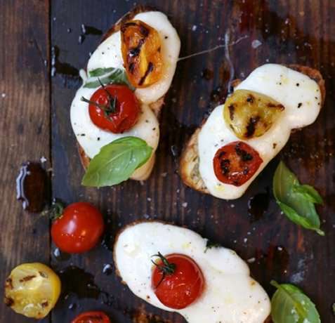 Miniostesmørbrød med mozzarella og tomater oppskrift.