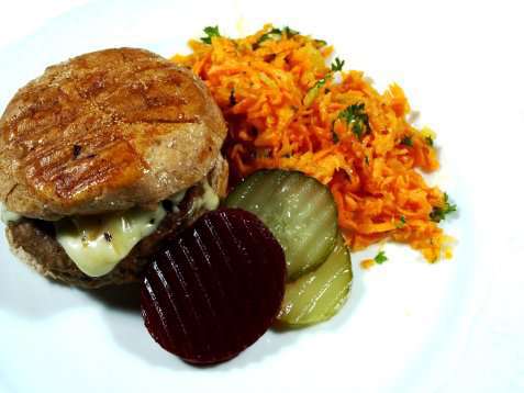 Ostesliders med gulrotsalat, rødbeter og sylteagurk oppskrift.