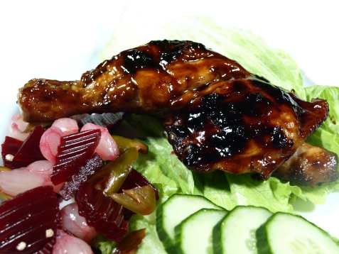 Grillede kyllinglår med spicy salad oppskrift.