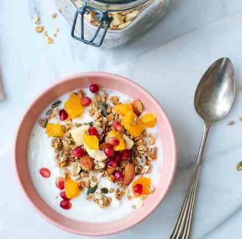 Granola med epler og kanel oppskrift.