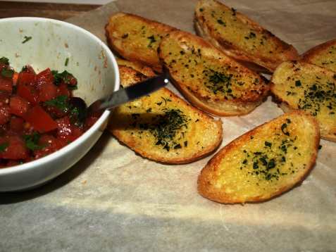 Hvitløk bruschetta med enkel tomatsalat oppskrift.