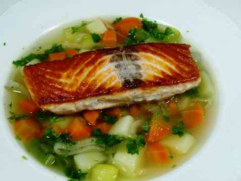 Laks med grønnsakssuppe oppskrift.