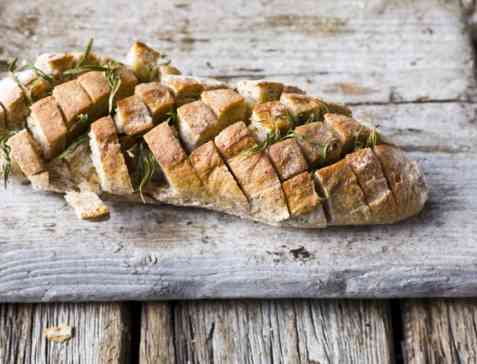 Pull-apart baguette med hvitløksmør og urter oppskrift.