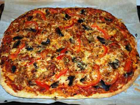 Pizza med marinert kylling og sopp oppskrift.