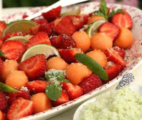 Jordbær- og melonsalat med limesukker oppskrift.