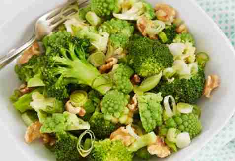 Brokkolisalat med romanesco og valnøtter oppskrift.