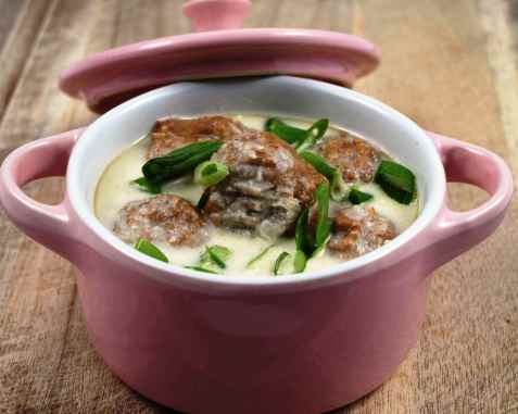 Persillerotsuppe med kyllingboller oppskrift.