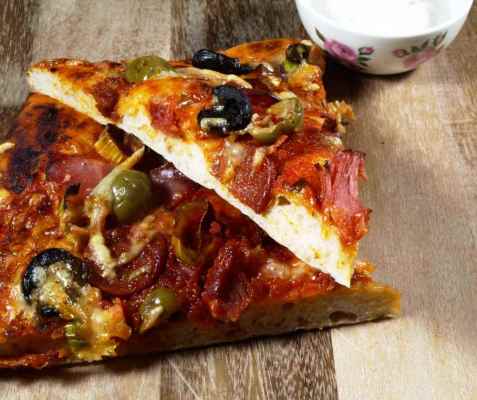 Pizza med purre og chorizo oppskrift.