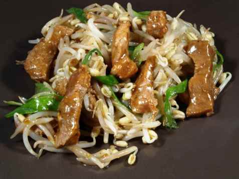 Wok med spirer og svinekjøtt i saus oppskrift.