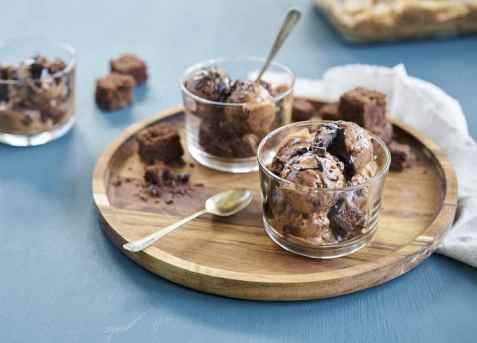 Sjokoladeis med brownies oppskrift.
