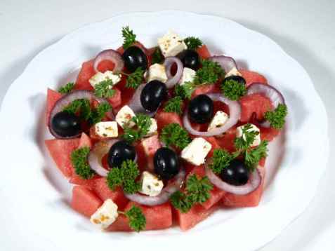 Salat med vannmelon, feta og oliven oppskrift.