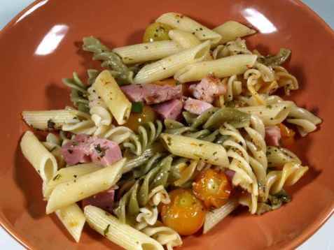 Pasta med basilikum og friske tomater oppskrift.