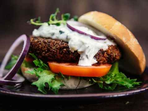 Vegetarburger av quinoa og svarte bønner oppskrift.
