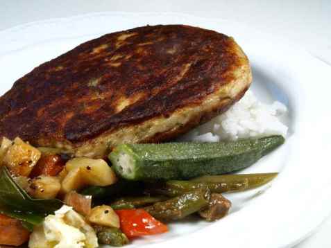Fiskeburger på okra og grønnsaksseng oppskrift.