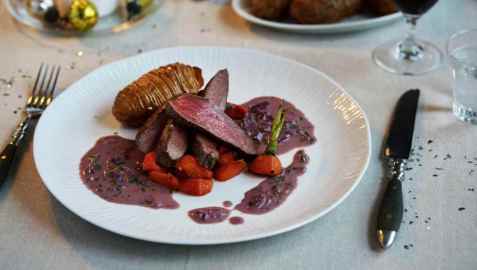 Reinsdyrfilet med hasselbackpoteter, karamelliserte gulrøtter og rød smørsaus oppskrift.