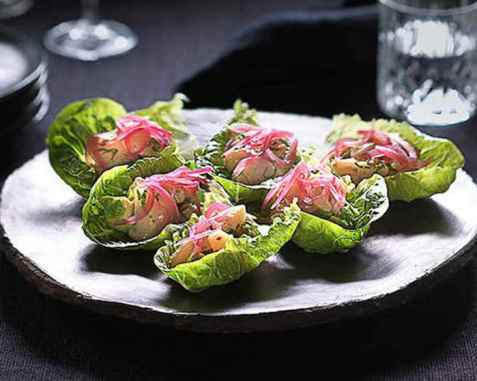 Ceviche av kamskjell med syltet rødløk og avokado oppskrift.