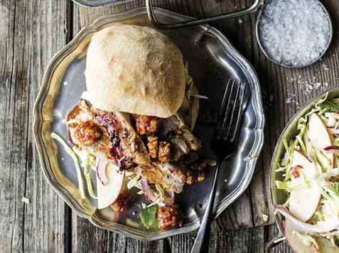 Ribbesandwich med epleslaw oppskrift.