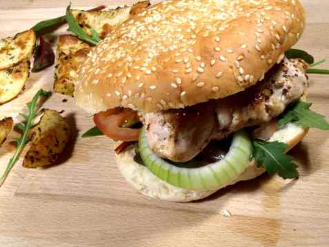 Kyllingburger med potetbåter oppskrift.