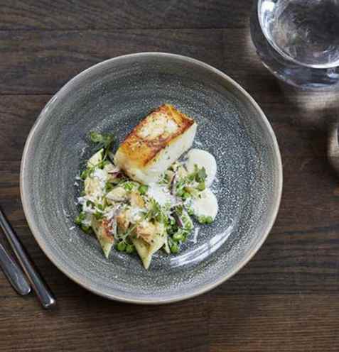 Skrei med pastasalat og parmesansaus oppskrift.