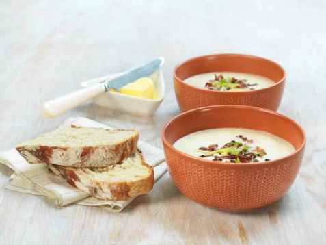 Blomkålsuppe med bacon og vårløk oppskrift.