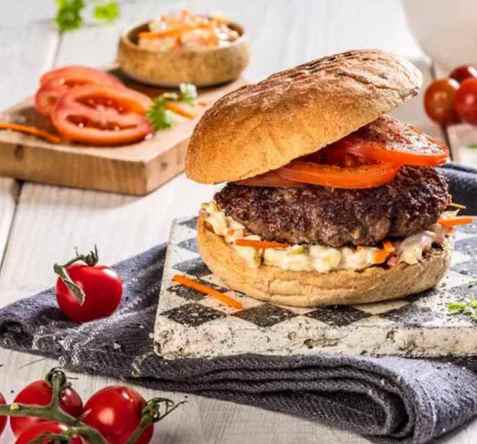 Hamburger med tomat og coleslaw oppskrift.