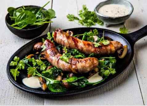 Baconsurret pølse med stekt sopp, spinat og aioli oppskrift.