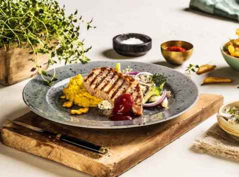 Grillet ytrefilet av svin med maisstuing og bbq saus oppskrift.