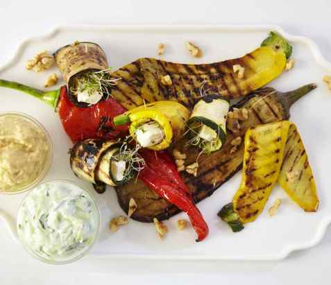 Grillede grønnsaker med hummus og tzatziki oppskrift.