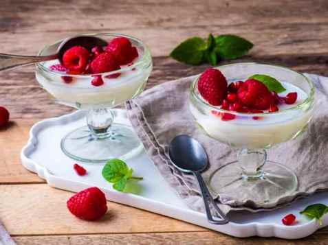 Panna cotta med friske bringebær oppskrift.