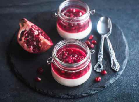 Panna cotta med granateplesirup oppskrift.