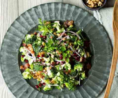Brokkolisalat med bacon, rødløk og granateple oppskrift.