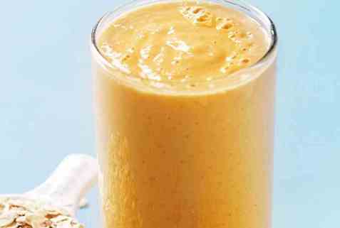 Mango- og papayasmoothie oppskrift.
