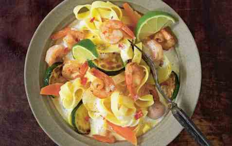 Kremet tagliatelle med scampi og grønnsaker oppskrift.