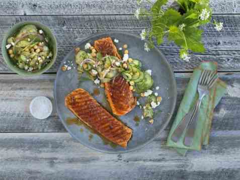 Grillet laks med agurksalat oppskrift.