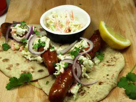 Ventepølser med hjemmelagd coleslaw oppskrift.