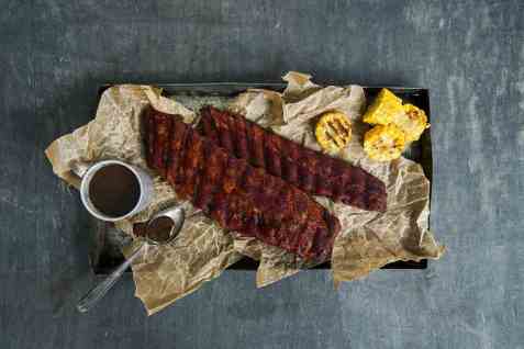 Ribs med grillet mais og bbq-saus oppskrift.