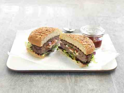 Grillet hamburger fylt med tomat og mozzarella oppskrift.
